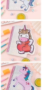 Dettaglio dei quaderni a spirale unicorno con copertina glitterata e forme fustellate uniche