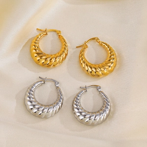 Boucles d'oreilles torsadées en forme de C, finitions or et argent sur soie beige