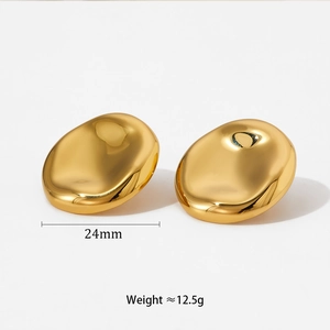 Dettaglio orecchini dorati irregolari con dimensioni di 24mm e peso di circa 12,5g