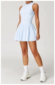 Vue détaillée robe de tennis bleu clair sans manches avec jupe plissée en coupe trapèze