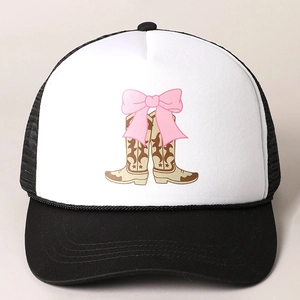Detail der Trucker Cap mit Cowboy-Stiefel-Druck und rosa Schleife auf der Vorderseite