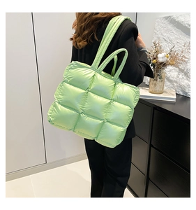 Vista macro della borsa tote trapuntata verde brillante con trama in nylon lucido