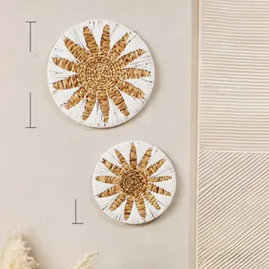 Detailset aus 36cm und 28cm Rattandekor-Tellern mit Boho-Sonnenmuster für die Wand