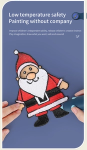 Detalle de un niño usando un bolígrafo 3D de baja temperatura para crear un Papá Noel 3D