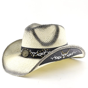 Détail d'un chapeau de cow-boy vintage avec emblème de tête de taureau en bronze