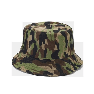 Détail d'un chapeau de soleil camouflage de forêt en toile durable avec bords larges