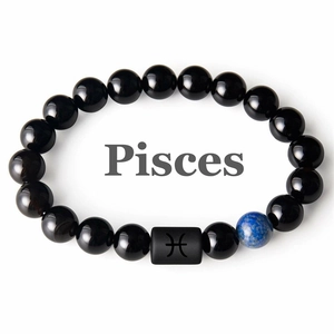 Détail du bracelet zodiaque Poissons en perles d'onyx noir avec breloque gravée et lapis
