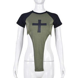 Détail d'un body T-shirt vert armée et noir avec un imprimé croix sur le devant