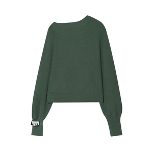 Pull en maille vert foncé avec encolure asymétrique et anneau métallique argenté au poignet