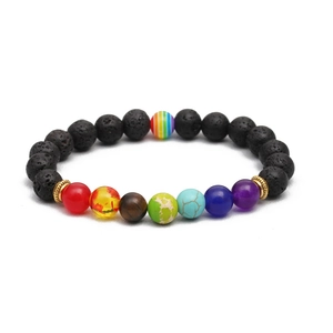 Bracelet en pierre de lave avec perles de chakra colorées et détail arc-en-ciel
