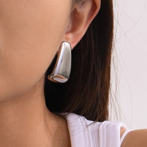 Détail de la boucle d'oreille trapèze en acier inoxydable argenté sur le modèle poli