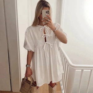 Süßes weißes Minikleid mit Puffärmeln und Schnürung vorne für Damen