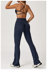 Vista trasera de conjunto de yoga azul oscuro con pantalón acampanado y top cruzado