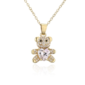 Détail du pendentif ours en or avec cristal en forme de cœur et zircons étincelants