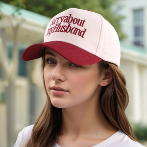 Lustiger Trucker-Hut mit Sorry About My Husband Stickerei und Kontrastfarben am Model präsentiert