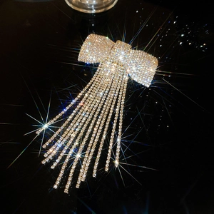Barrette à cheveux avec nœud en cristal et longues franges élégantes sur fond noir