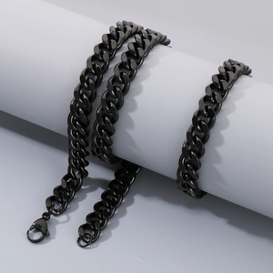 Détail d'un ensemble collier et bracelet gourmette noir sur un support d'exposition