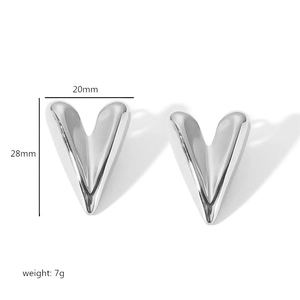 Vue détaillée des boucles d'oreilles cœur argentées 20x28mm avec finition polie