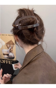Grande pince à cheveux carrée ambre marron pour cheveux épais, vue arrière sur modèle