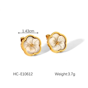 Detail view of 1.43cm gold-plated flower earrings with white shell petals and 3.7g weight