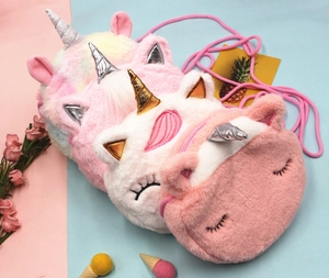 Vue à plat de sacs à bandoulière licorne en peluche colorés rose, blanc et dégradé