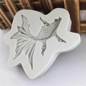 Detail showing the leaf-shaped silicone mold with realistic inner vein textures