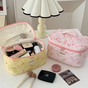 Quilted plaid makeup bag with pink bow pattern, large capacity travel storage pouch