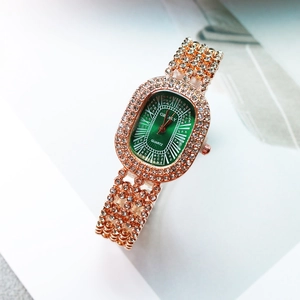 Montre femme or rose avec cadran vert émeraude et lunette sertie de strass brillants