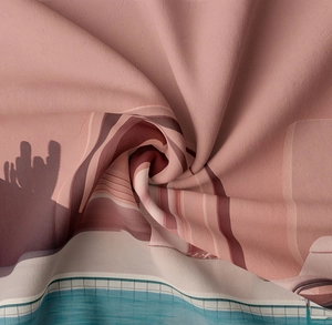 Detail eines böhmischen Wandteppichs mit rosa Krepp-Textur und geometrischem Druckmuster