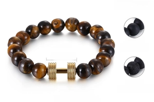 Vue détaillée des perles œil de tigre 10mm et haltère dorée pour bracelet fitness