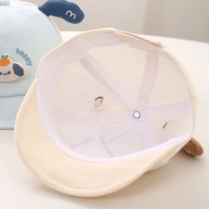 Vue macro des coutures intérieures soignées et de la bande renforcée de la casquette bébé