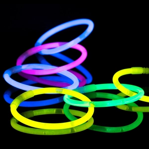 Bracelets lumineux fluorescents en bleu rose jaune et vert brillant dans le noir