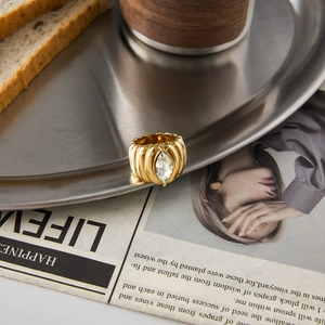Anello vintage in oro acciaio inossidabile con trama a onde e zircone marquise