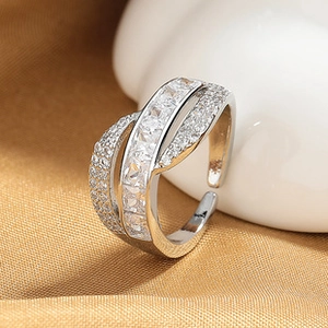 Macro de un anillo plateado multicapa con cristal cuadrado y banda ajustable