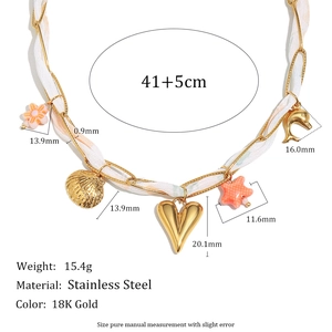 Détails du collier en acier doré 18K avec ruban et divers pendentifs marins