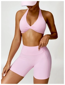 Détail du short de fitness rose à taille haute avec coutures ergonomiques et tissu mat