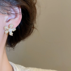 Nahaufnahme eleganter Blumenohrring mit Perle und funkelnden Zirkonia-Blütenblättern