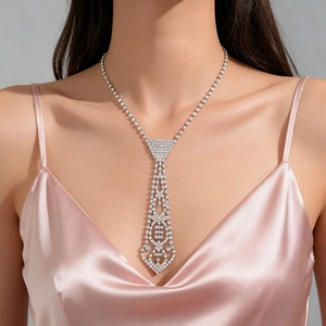 Collier chic en forme de cravate argentée avec strass et perles sur un mannequin