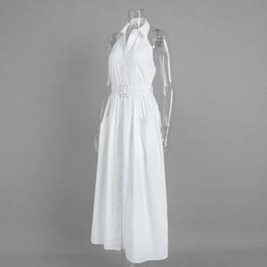 Détail de robe longue blanche à licou avec col rabattu et ceinture à la taille boutonnée