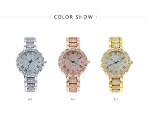 Vue détaillée des montres serties de cristaux en argent, or rose et or avec chiffres