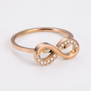 Dettaglio ravvicinato dell'anello infinito in oro rosa con zirconi scintillanti