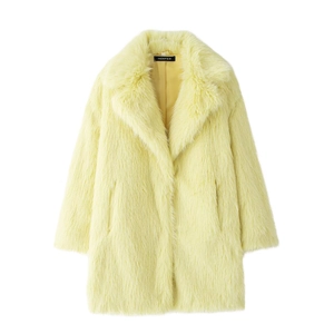 Gros plan sur la texture en fausse fourrure et le col à revers du manteau jaune clair