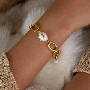 Bracelet rétro doré avec fermoir OT, médaillon floral et perle d'eau douce pendante