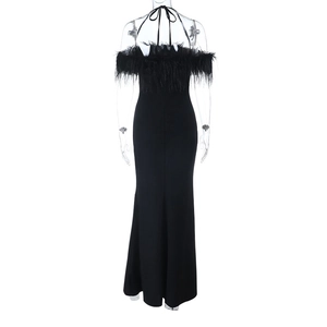 Détail d'une robe de soirée noire élégante avec décolleté en plumes et silhouette ajustée
