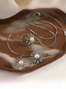 Détail du collier et boucles d'oreilles marguerite en argent S925 et perles douces