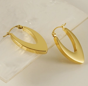 Vue détaillée des boucles d'oreilles géométriques en V en or 18 carats avec fermoir levier