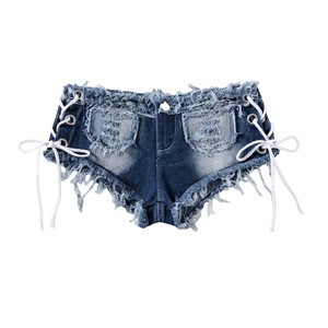 Dettaglio di pantaloncini di denim blu scuro con frange consumate e lacci bianchi laterali