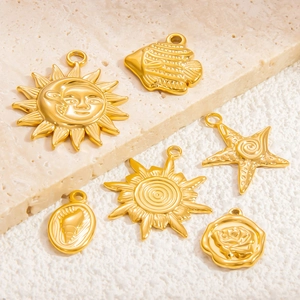 Set aus 18K vergoldeten Edelstahl-Anhängern mit Seestern- Muschel- und Sonnenmotiven