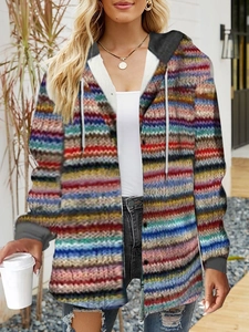 Dettaglio di un cardigan a righe multicolore con cappuccio e chiusura con bottoni