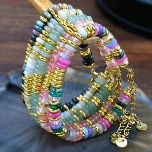 Detailopname van het S925-keurmerk op de kleurrijke natuurstenen kralenarmband